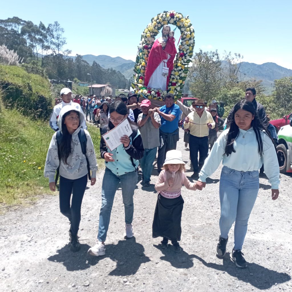 Processie van de parochie in Ecuador